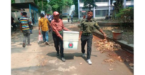 ২য় ধাপের ৬ষ্ঠ উপজেলা নির্বাচনে কেন্দ্রে কেন্দ্রে পৌছানো হচ্ছে নির্বাচনী সরঞ্জাম