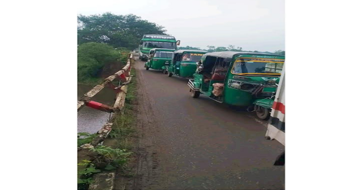 নাসিরনগরে ঝুঁকিপূর্ণ ব্রিজে  যানবাহনের দীর্ঘ লাইন