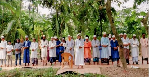 চরফ্যাশন মসজিদে তালা: মুসল্লিরা জুমার নামাজ আদায় করলেন রাস্তায়