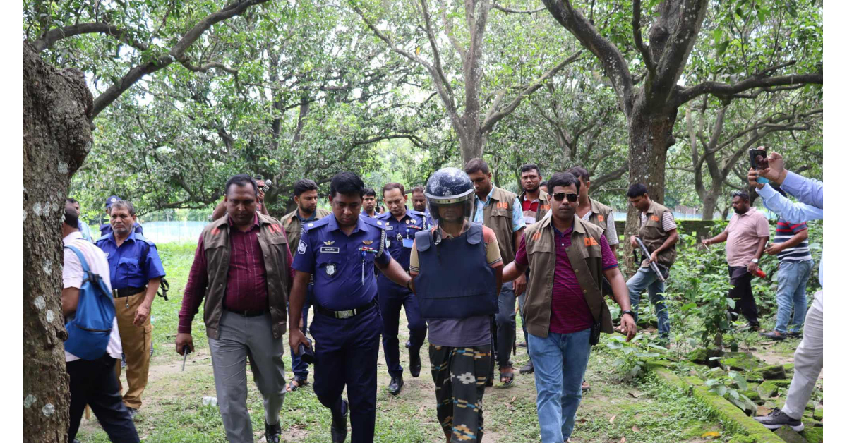 জোড়া খুনের ঘটনায় আরও ৪ আসামী গ্রেপ্তার ও দেশি অস্ত্রসহ ৩৩ ককটেল উদ্ধার