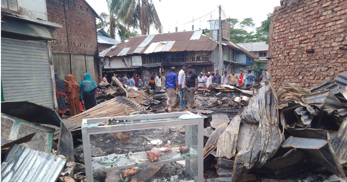 বরগুনাই আগুনে পুড়ে ৬টি দোকান ছায়,এখন পথের ফকির