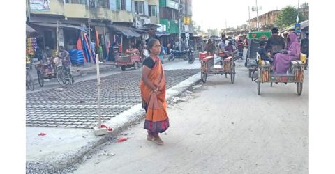 নওগাঁর মহাদেবপুরে সড়ক প্রশস্তকরণে অনিয়ম ও নিম্নমানের কাজ করার অভিযোগ