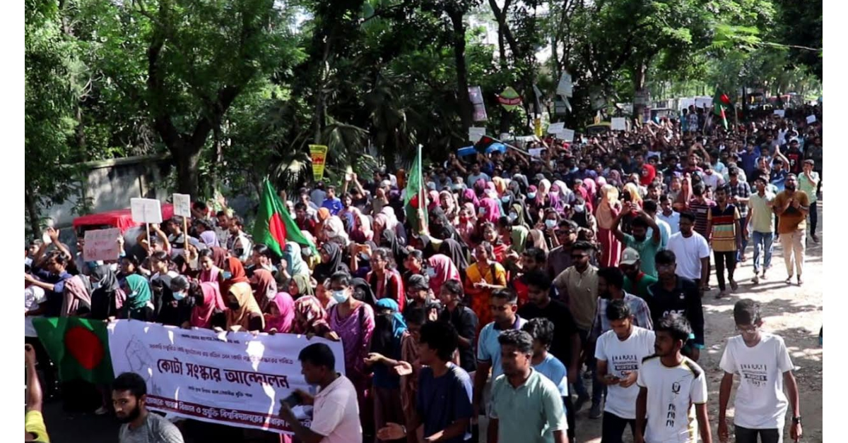 ছাত্রলীগের নিষেধ উপেক্ষা করে ঢাকা-পাবনা মহাসড়ক অবরোধ করে শিক্ষার্থীদের বিক্ষোভ