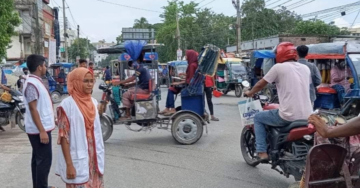 নওগাঁয় যানজট ও দূর্ঘটনা এড়াতে ট্রাফিক পুলিশের দায়িত্ব পালন করছেন শিক্ষার্থীরা