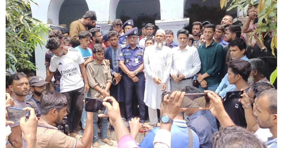 দেবহাটায় কোটা আন্দোলনে নিহত আসিফের বাড়িতে ডিসি ও এসপিসহ কর্মকর্তারা