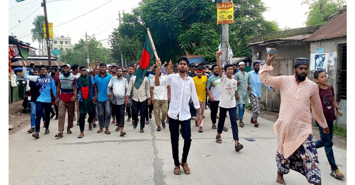 গোমস্তাপুরে সরকার পতনে আনন্দ মিছিল ও মিষ্টি বিতরণ