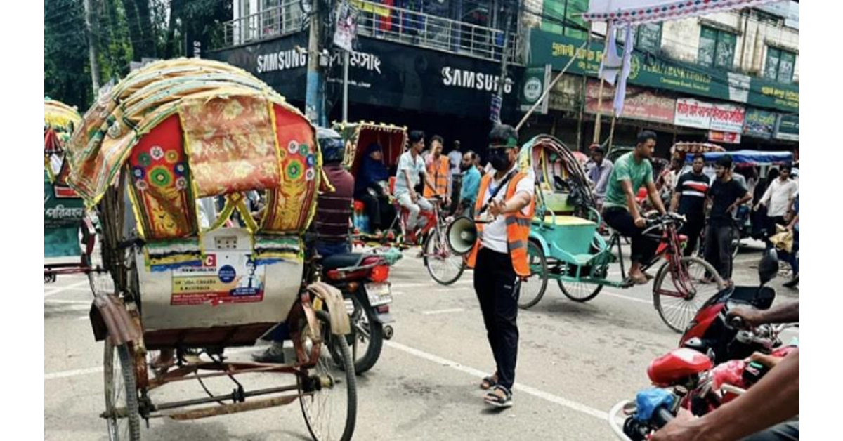 ট্রাফিকের দায়িত্ব পালনকারী শিক্ষার্থীদের মাঝে  বিরিয়ানী বিতরণ