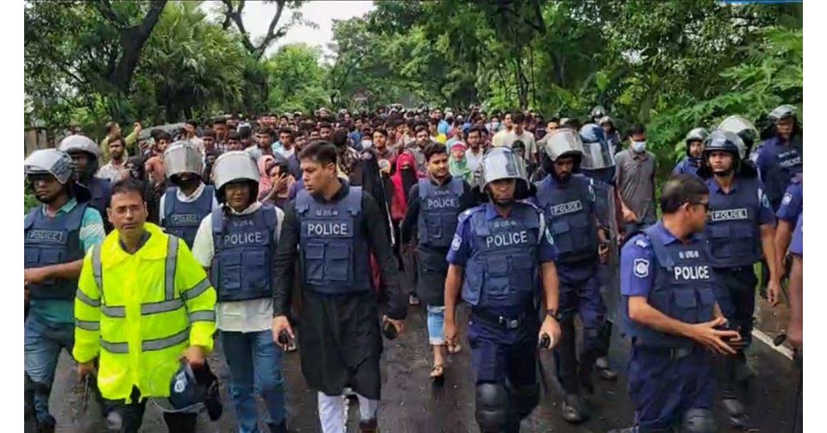 ঢাকা-পাবনা মহাসড়কে শিক্ষার্থীদের শান্তিপূর্ণ গণমিছিল, পুলিশের সহযোগিতা