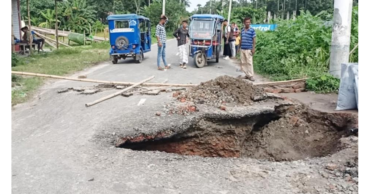 শরীয়তপুর-নড়িয়ার প্রধান সড়ক ধস, যানচলাচল বন্ধ