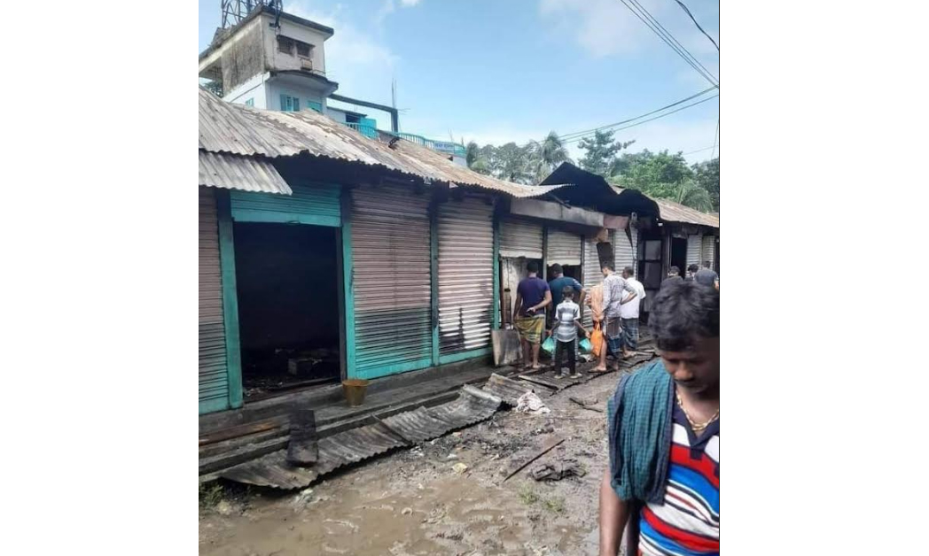 চাটখিল দশঘরিয়া বাজারে ভয়াবহ অগ্নিকাণ্ডে ৩২ টি দোকান পুড়ে ছাই