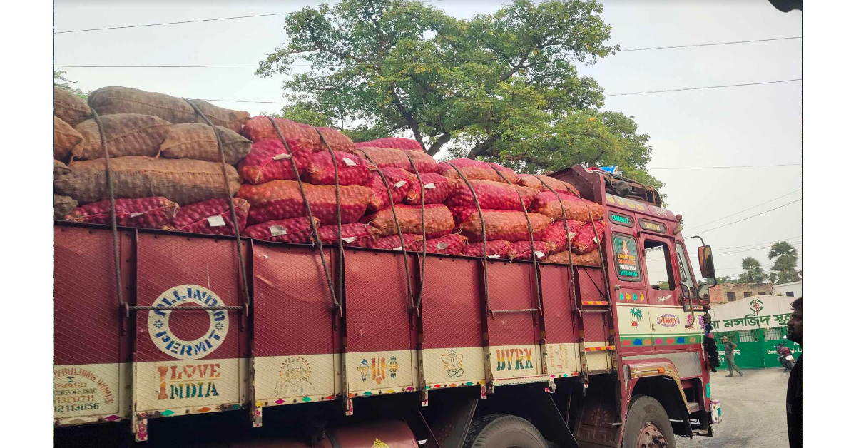 সোনামসজিদ স্থলবন্দর ৫ দিন বন্ধ থাকার পরে আবারো পণ্য আমদানি শুরু করেছে আমদানি-রপ্তানি কারকরা