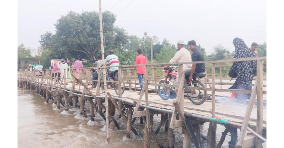 পাঁচবিবিতে নির্মানাধী মাউরিতলা বিজ্রের বিকল্প কাঠের সাঁকো ঝুঁকিপূর্ণ