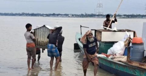 অবৈধ বালু উত্তোলনের ফলে শরীয়তপুরের পদ্মায় তীব্র ভাঙনের সৃষ্টি