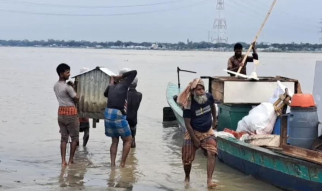 অবৈধ বালু উত্তোলনের ফলে শরীয়তপুরের পদ্মায় তীব্র ভাঙনের সৃষ্টি