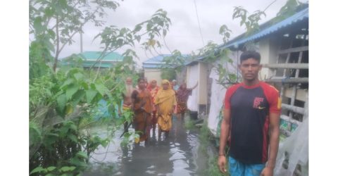 পাইকগাছায় বৃষ্টির পানিতে প্লাবিত আবাসনের ঘরবাড়ি