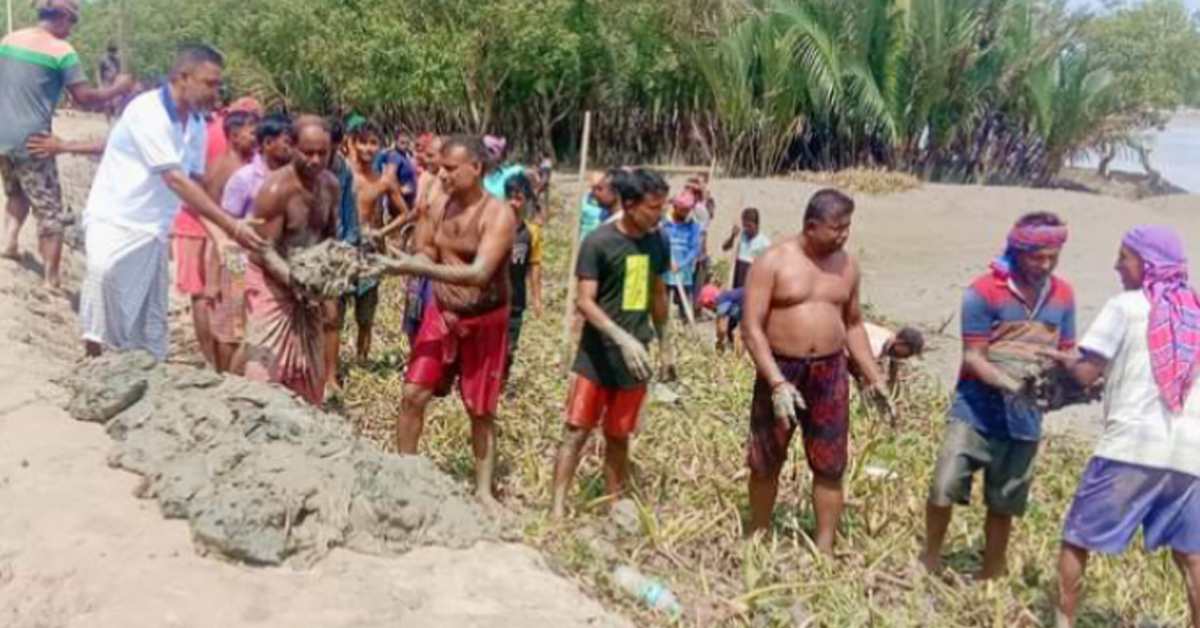 পাইকগাছায় দেলুটির ক্ষতিগ্রস্ত ঝুকিপূর্ণ ওয়াপদার বেড়ী বাঁধ স্বেচ্ছাশ্রমে মেরামত