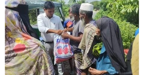 চাটখিলে বন্যার্তদের মেডিসিন কোম্পানির প্রতিনিধিদের ত্রাণ সামগ্রী বিতরণ