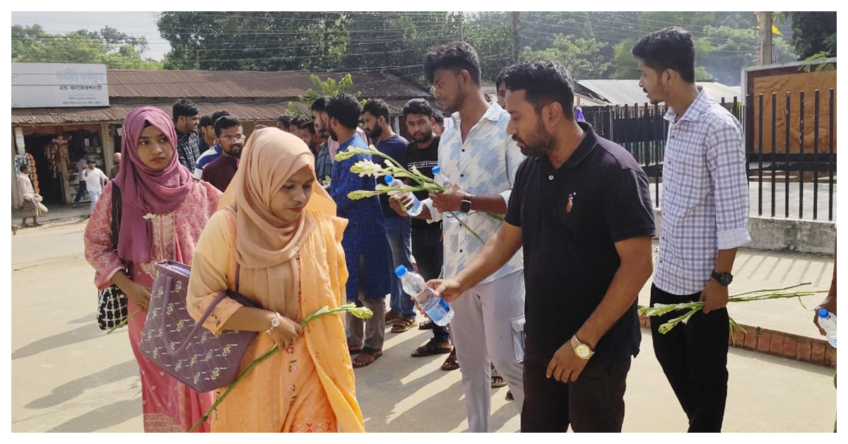 নবীনদের আগমনে ফুলেল শুভেচ্ছা জানালো কুবি ছাত্রদল