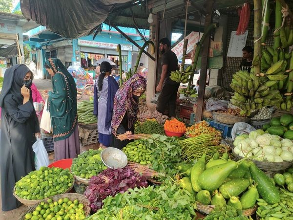 কালীগঞ্জে লাগামহীন সবজি বাজার, বিপাকে নিম্ন ও স্বল্প আয়ের মানুষ ।