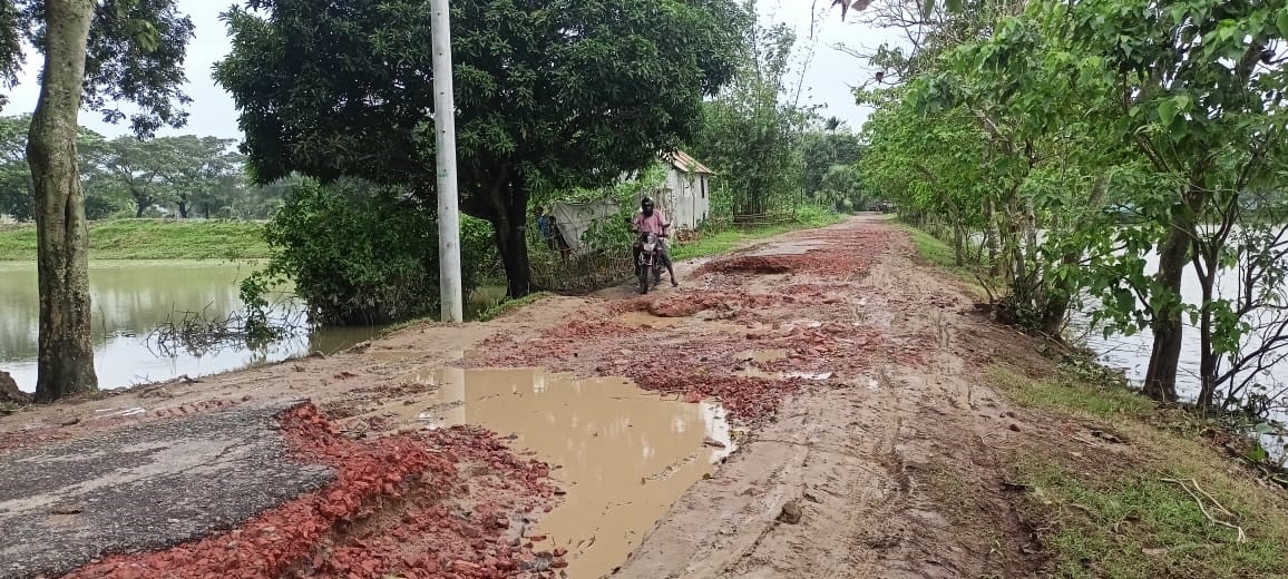 কলমাকান্দা-বরুয়াকোনার সড়কের খানাখন্দকে, জনদুর্ভোগ চরমে