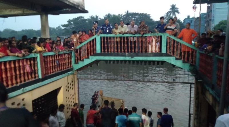 কালীগঞ্জে প্রতিমা বিসর্জন ও সিঁদুর খেলার মধ্য দিয়ে দেবী দুর্গাকে বিদায়