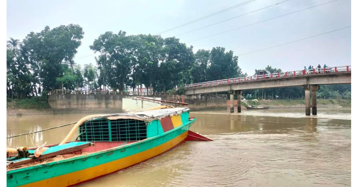 ধোবাউড়ায় বালুবাহী ট্রলারে রনসিংহপুর রাবার ড্রাম ক্ষতিগ্রস্থ,ভ্রাম্যমান আদালতের অভিযানে ট্রলার জব্দ