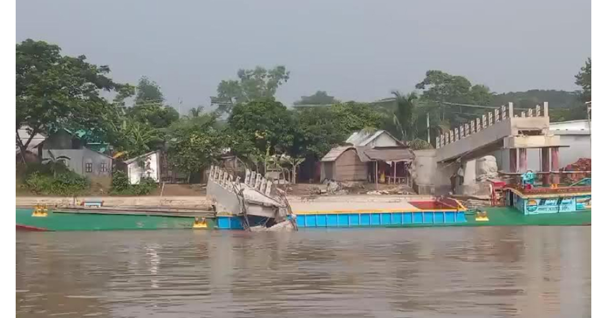 শরীয়তপুরে অবৈধ বাল্কহেডের ধাক্কায় নির্মাণাধীন ফুট ওভার ব্রিজ ভেঙে শ্রমিক আহত, চালক আটক