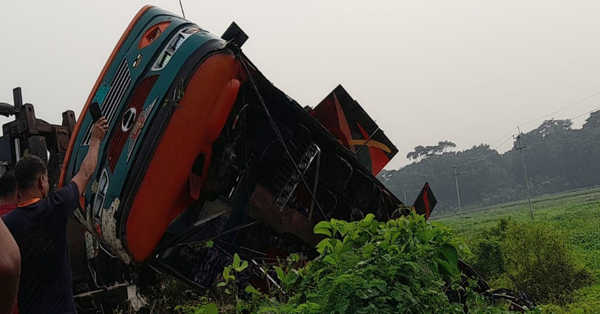 ভাঙ্গায় নিয়ন্ত্রণ হারিয়ে বাস খাদে আহত ২৫।