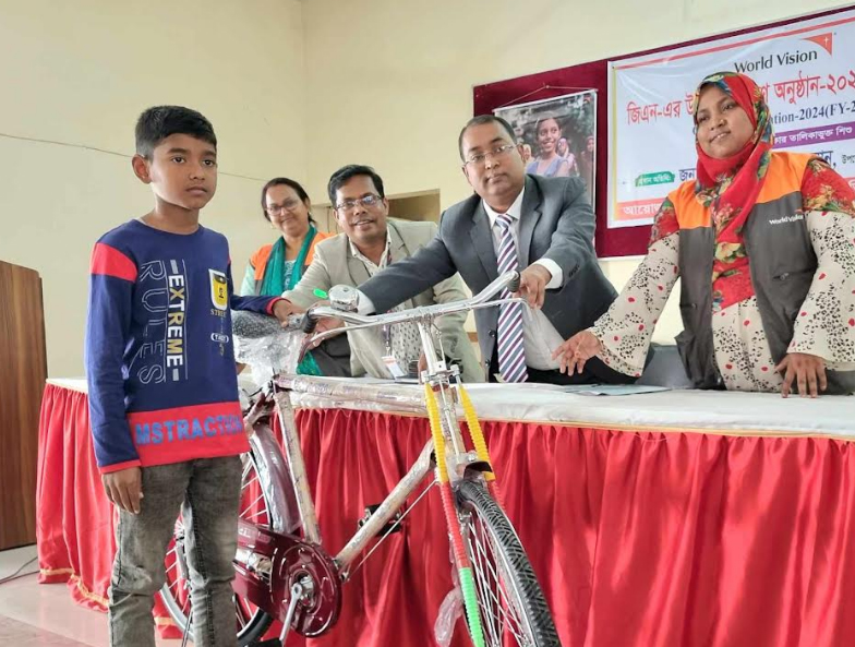 ধামইরহাটে ওয়ার্ল্ড ভিশন এপির  আয়োজনে জিএন এর উপহার সামগ্রী বিতরণ