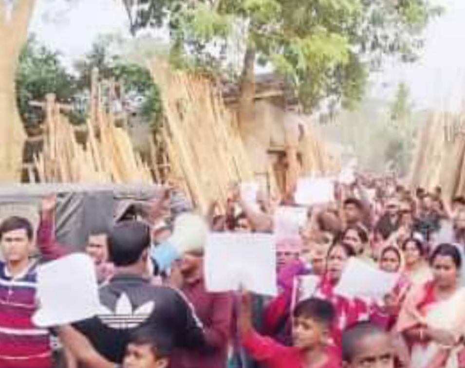 চিন্ময় কৃষ্ণকে গ্রেফতারের প্রতিবাদে গোপালগঞ্জ কোটালীপাড়ায় বিক্ষোভ, ওসি সহ দুই পুলিশ কর্মকর্তা আহত