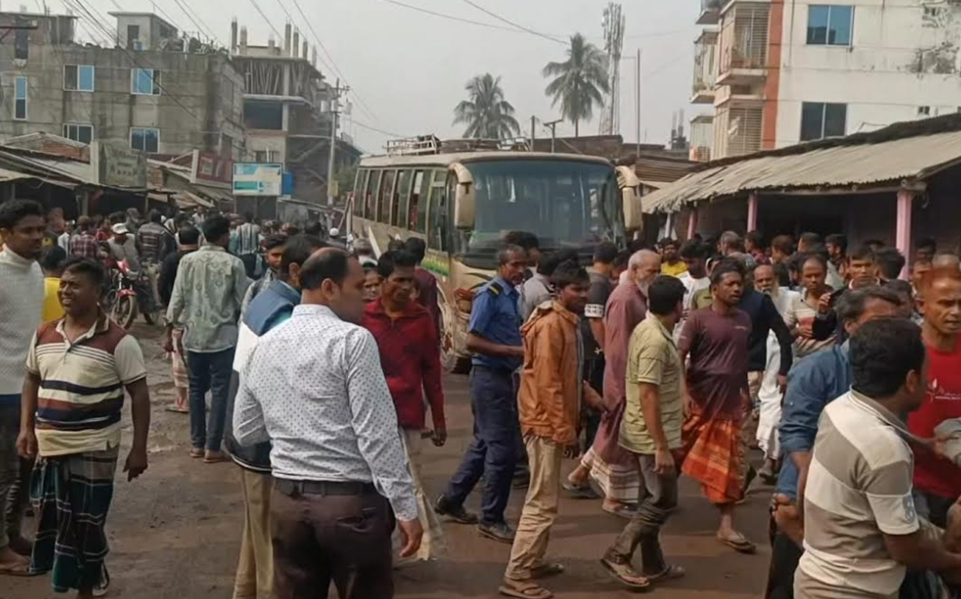 বাস-ভ্যানের মুখোমুখি সংঘর্ষে নিহত-১, আহত-২