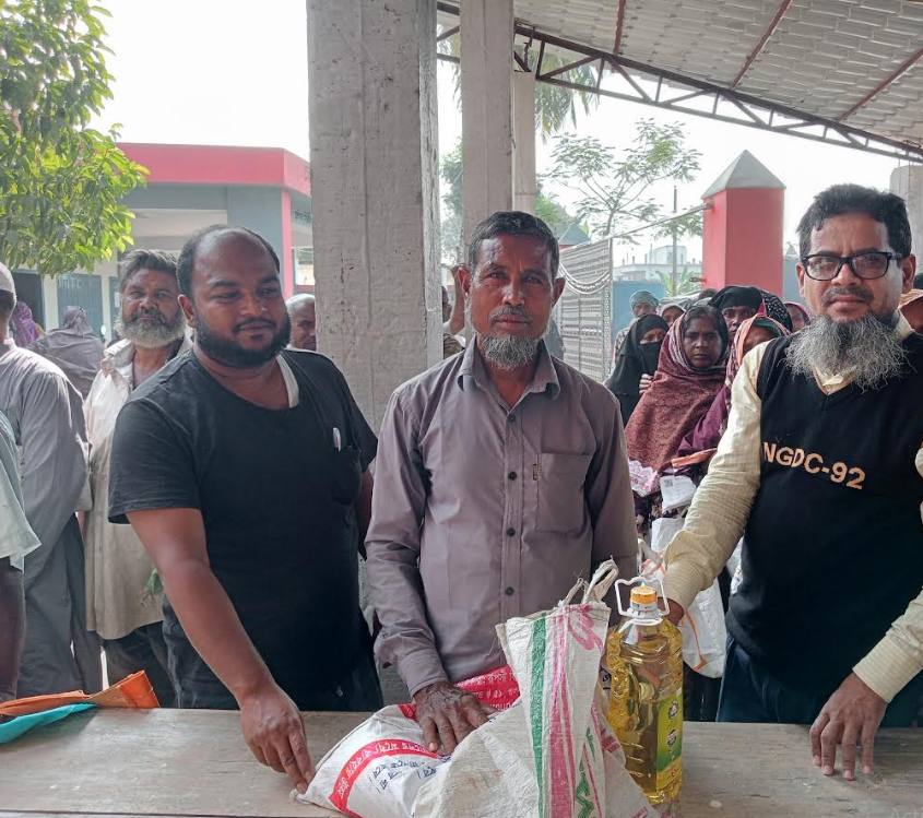 গুরুদাসপুরের চাপিলা ইউনিয়নে ২২৪০ জন কে টি সি বির পণ্য বিতরণ