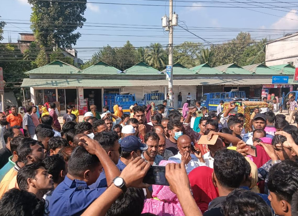 গাজীপুরে বকেয়া বেতন ও মামলা প্রত্যাহারের দাবিতে শ্রমিকদের মহাসড়ক অবরোধ