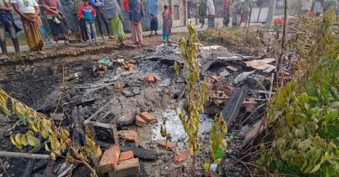 কয়রায় আগুনে পুড়ে সার- কীটনাশকের দোকান ভস্মীভূত