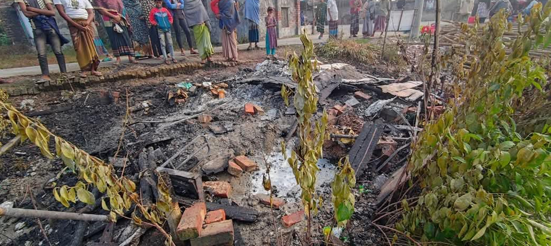 কয়রায় আগুনে পুড়ে সার- কীটনাশকের দোকান ভস্মীভূত