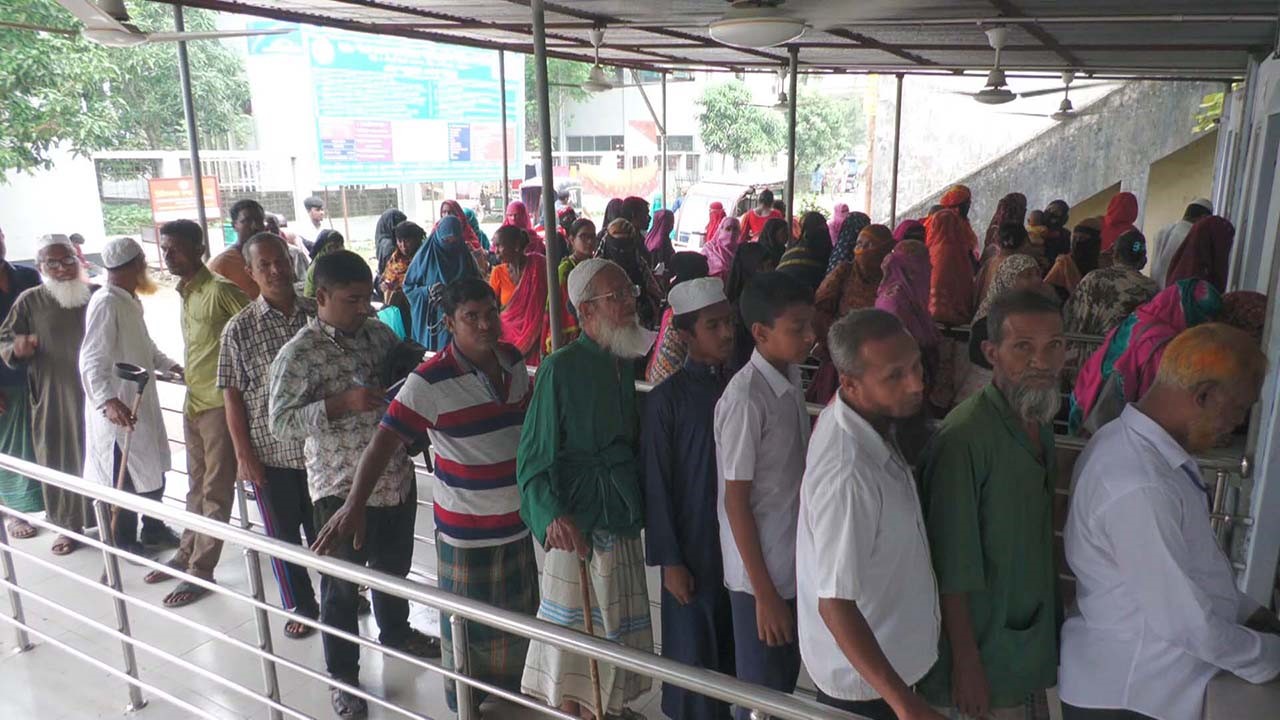 বাগেরহাট ২৫০ শয্যা জেলা হাসপাতালে চুরি ও ছিনতাইয়ের মতো ঘটনা বেড়েছে।