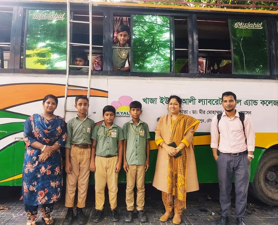 স্কুল এন্ড কলেজ এর ছাত্র-ছাত্রীদের যাতায়াতের সুবিধার্থে বাস উদ্ভোদন।