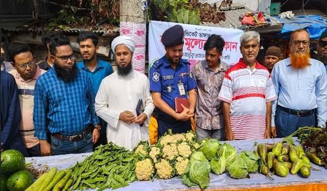 আমতলীতে বাজার সিন্ডিকেট ভাঙ্গার লক্ষ্যে বৈষম্য বিরোধী ছাত্রদের ন্যাজ্য মূল্যে সবজি বাজার চালু