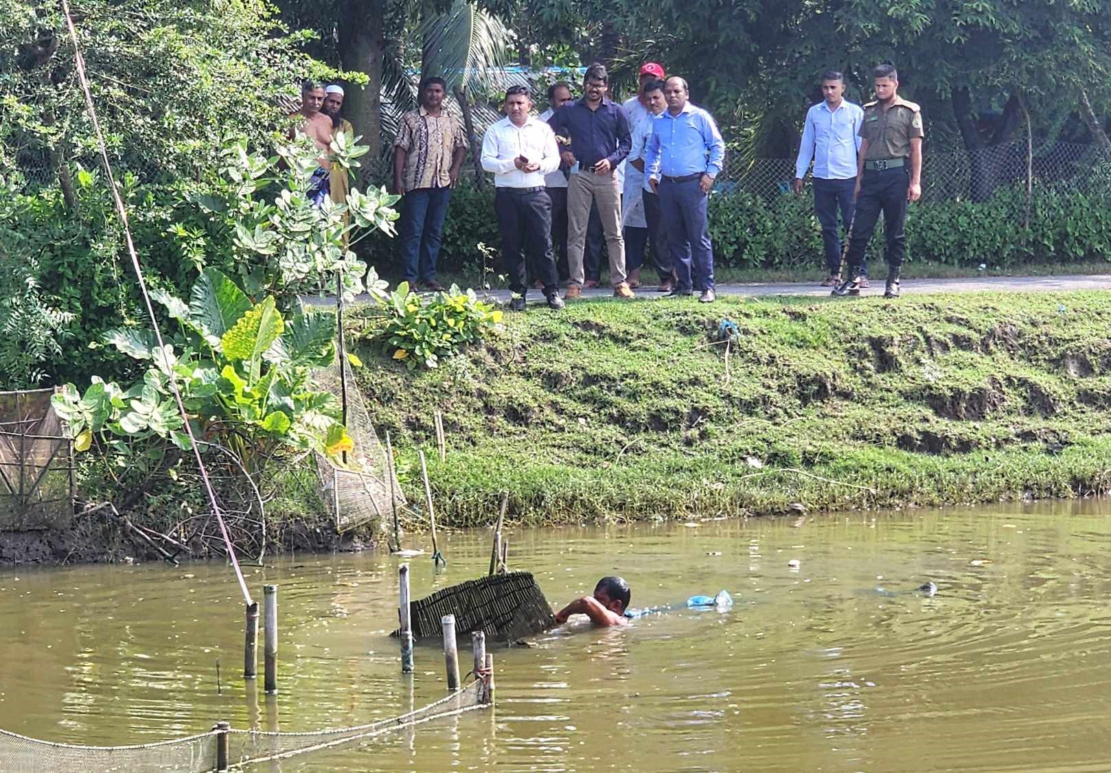 দেবহাটায় ইউএনও ও এসি ল্যান্ডের অভিযানে অবৈধ নেট পাটা অপসারন ।