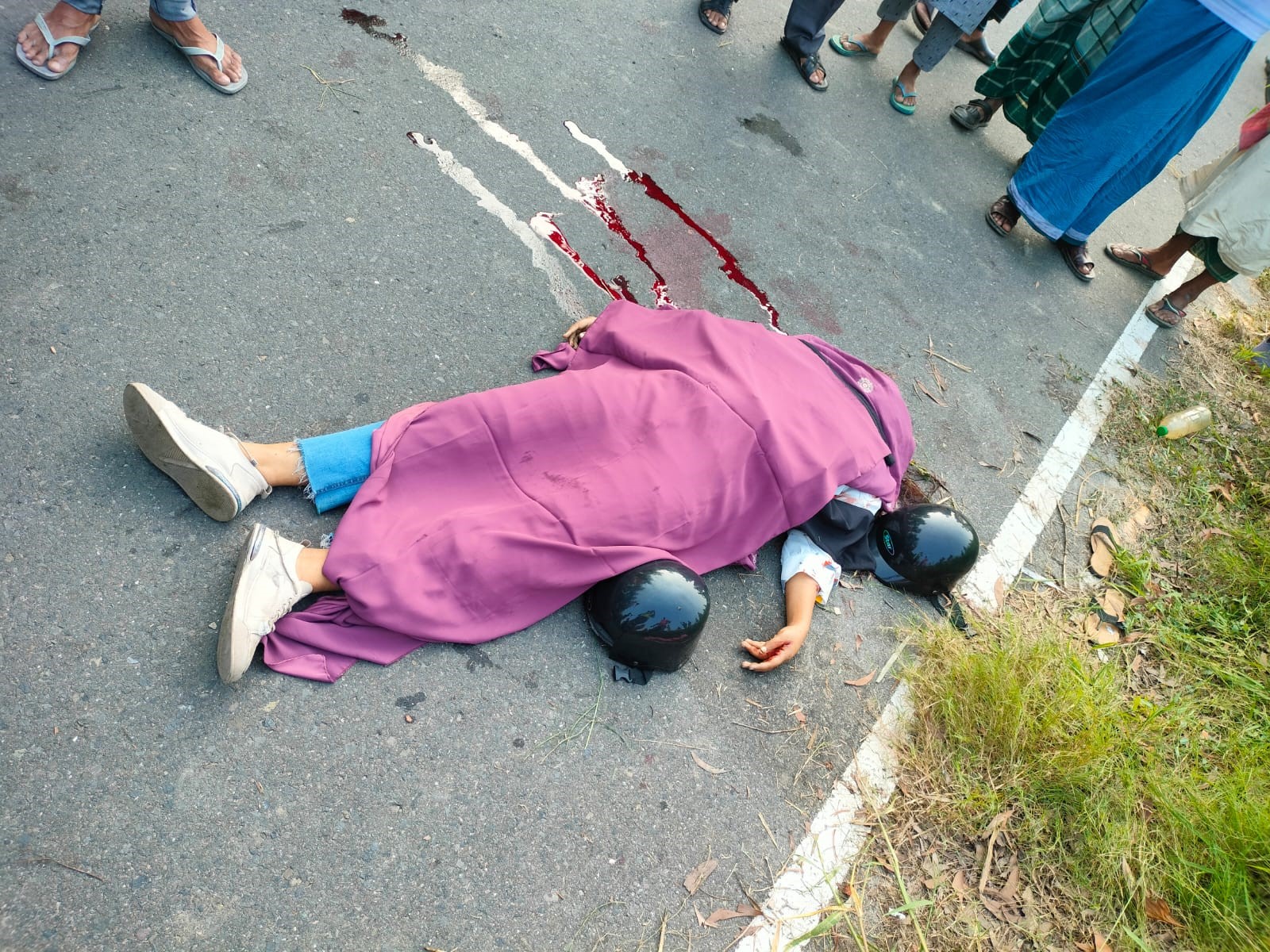 ভাঙ্গায় মোটরসাইকেল দুর্ঘটনায় আরোহীর  স্ত্রী নিহত  স্বামী আহত।