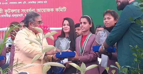 ধোবাউড়ায় বর্নিল আয়োজনে ফুটবল কন্যাদের সংবর্ধনা দেওয়া হয়েছে