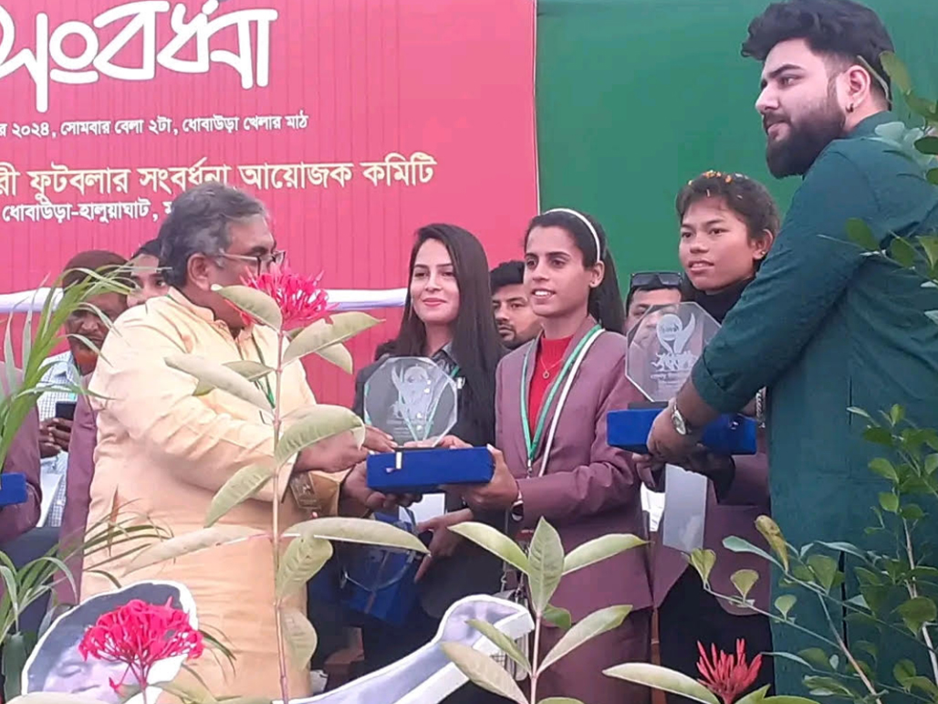 ধোবাউড়ায় বর্নিল আয়োজনে ফুটবল কন্যাদের সংবর্ধনা দেওয়া হয়েছে