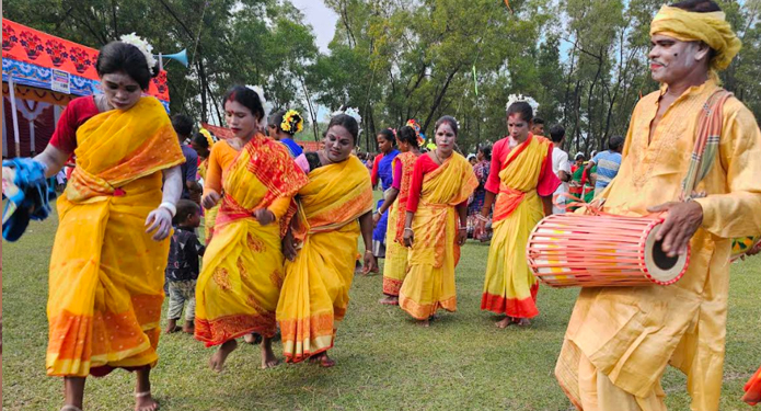 ধামইরহাটে  ক্ষুদ্র নৃগোষ্ঠী সম্প্রদায়ের নেচে গেয়ে সোহরাই উৎসব পালন