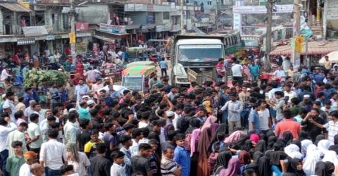 নওগাঁয় চাঞ্চল্যকর হত্যাকান্ডে জড়ীতদের বিচার দাবিতে সড়ক অবরোধ