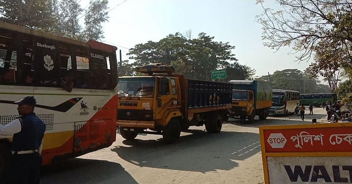 লক্ষ্মীপুরে ছাত্রজনতার সড়ক অবোধ, প্রশাসনের অবহেলায় জনদুর্ভোগ