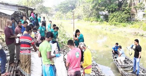 বাগেরহাটে স্বেচ্ছাশ্রমে ময়লা আবর্জনা পরিষ্কার