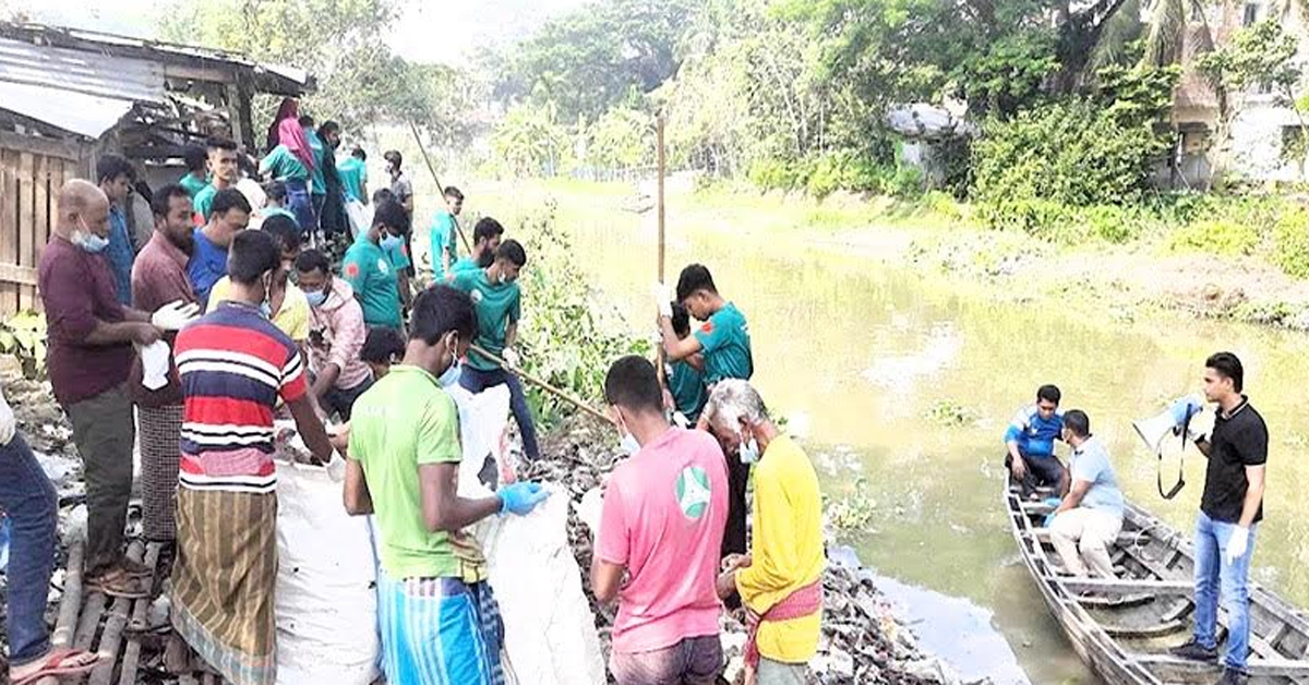 বাগেরহাটে স্বেচ্ছাশ্রমে ময়লা আবর্জনা পরিষ্কার