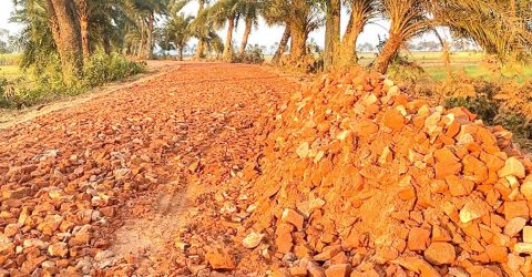 বড়াইগ্রামে রাস্তা সংস্কারে নিম্নমানের সামগ্রী ব্যবহারের অভিযোগ