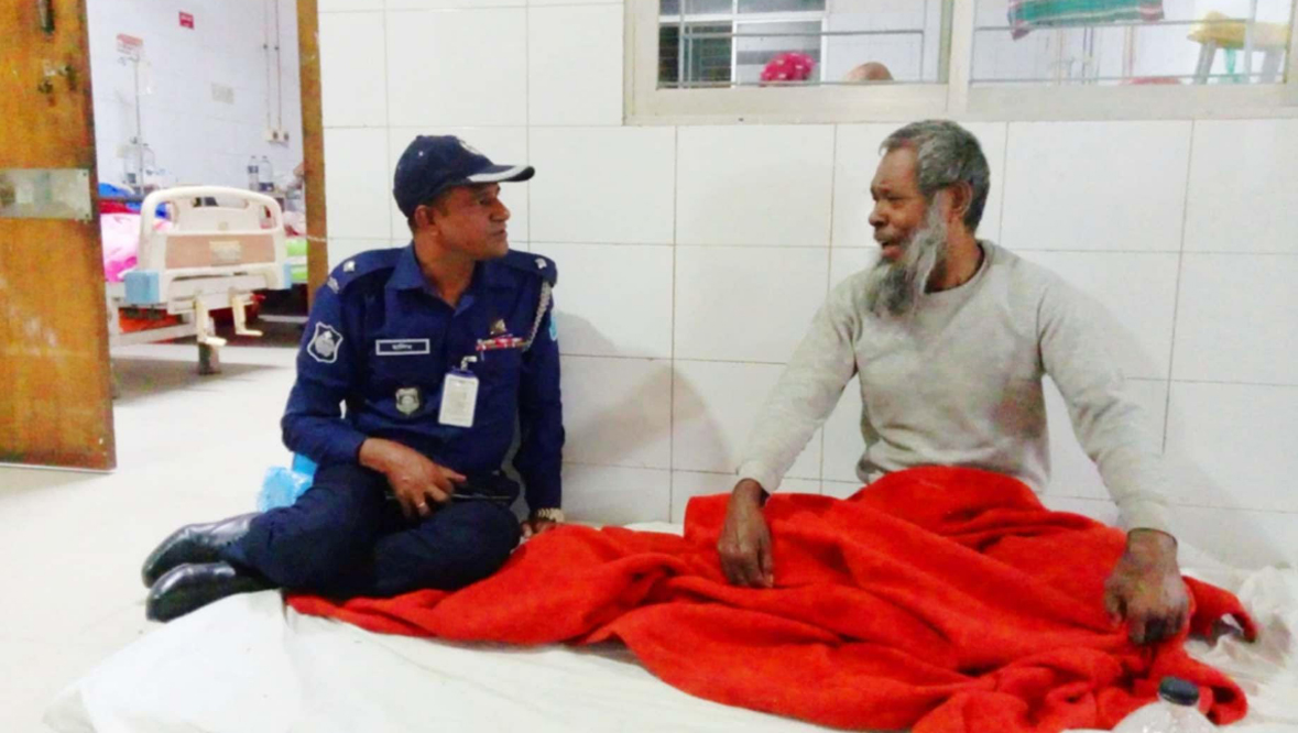 অসুস্থ বৃদ্ধ বাবাকে জঙ্গলে ফেলে যায় সন্তানরা, ৩ দিন পর উদ্ধার করে দায়িত্ব নিলেন ওসি