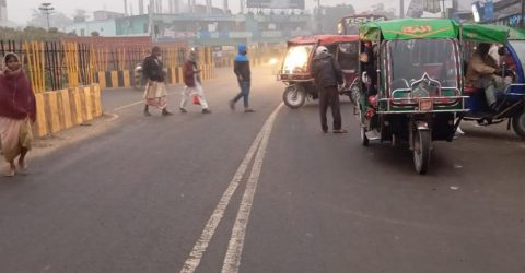 নওগাঁয় সারাদিন দেখা মিলেনি সূর্যের, কুয়াশার সাথে গুড়ি গুড়ি বৃষ্টি